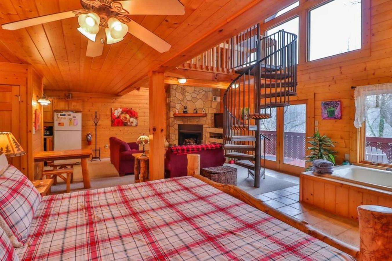 Romantic, Honeymoon Cabin In The Smokies! Gatlinburg Εξωτερικό φωτογραφία